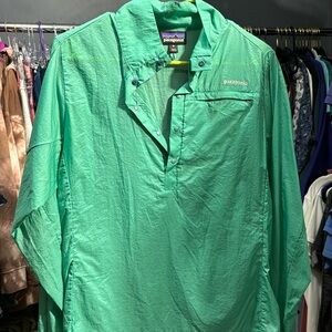 Patagonia light wind breaker size M. Green.